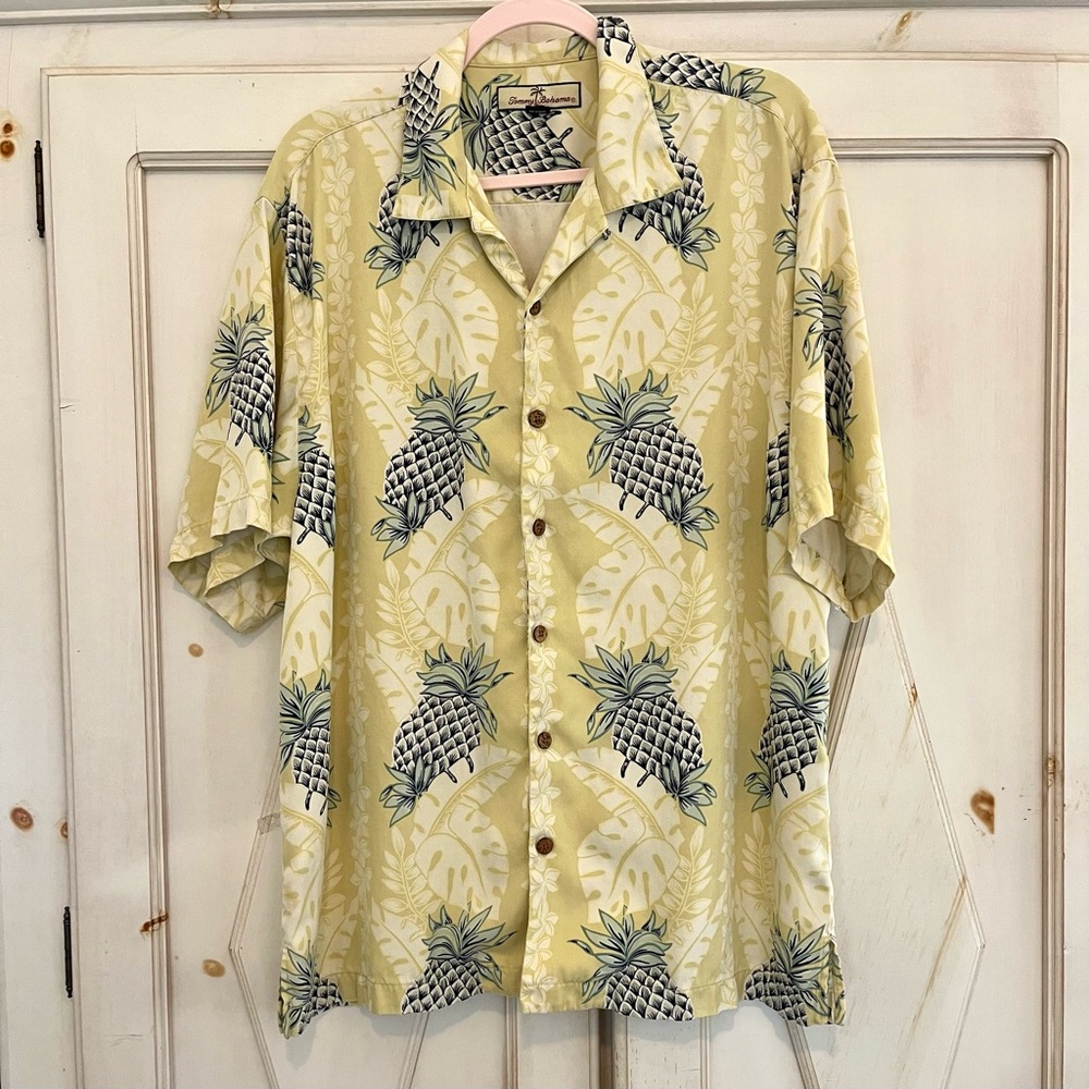 Tommy Bahama Camp Shirt L
Yellow Silk Hawaiian Pineapples
Tropical Loop Collar